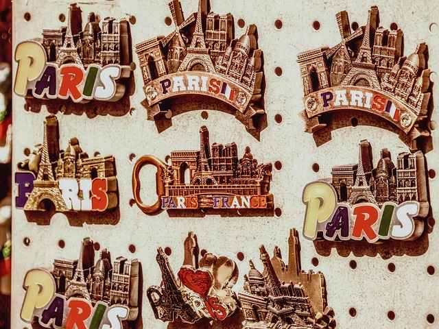 Emalia twarda a miękka w przypinkach: różnice